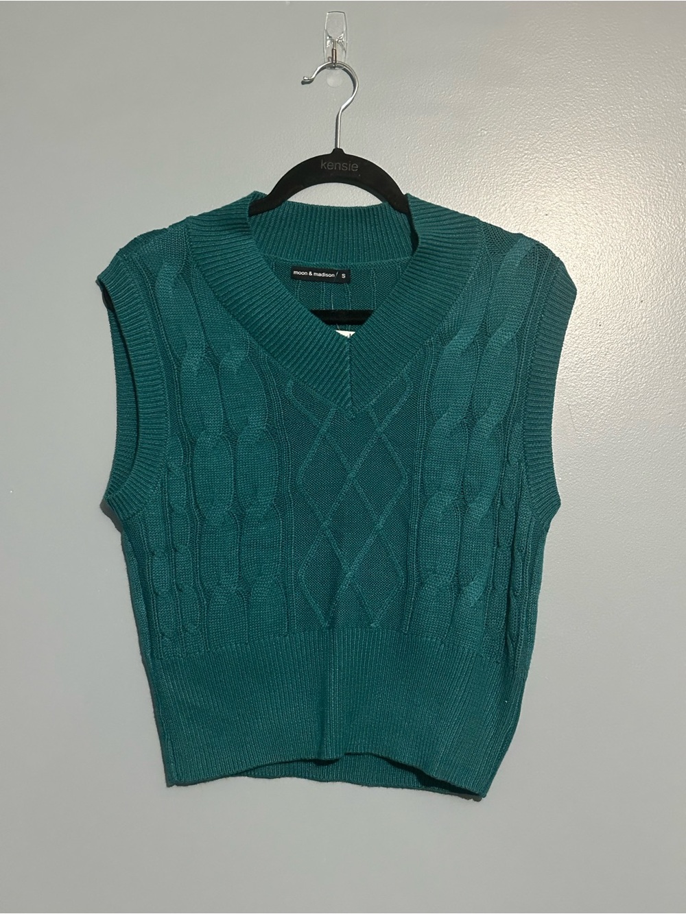 Moon & Madison - Cable Knit V-Neck Sweater Vest in Teal